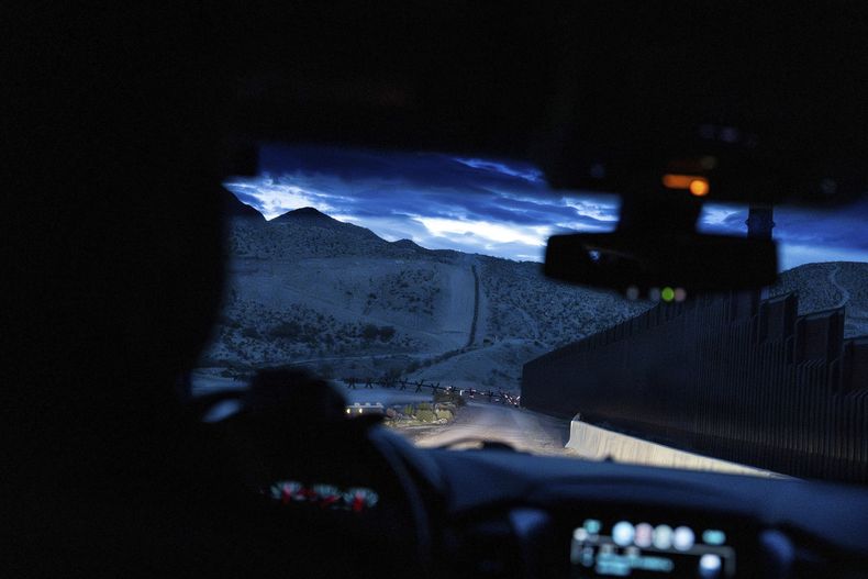 Esta vista desde el interior de un vehículo de la Patrulla Fronteriza estadounidense muestra la cerca que separa México de Estados Unidos al amanecer, el 23 de julio de 2025, en Sunland Park, Nuevo México. (AP Foto/Jae C. Hong)