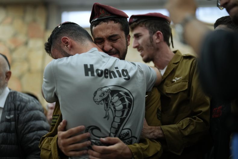 Dolientes se consuelan entre sí durante el funeral del soldado israelí Benjamin Loeb, quien también tenía nacionalidad francesa, el martes 10 de octubre de 2023, en Jerusalén. Loeb murió el sábado luego de que Hamas, el grupo islamista que gobierna la Franja de Gaza, llevó a cabo un ataque sin precedentes contra distintos puntos de Israel. (AP Foto/Francisco Seco)