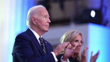 El presidente Joe Biden y la primera dama Jill Biden en una ceremonia durante la cumbre de la OTAN en Washington, el 9 de julio del 2024. (Foto AP/Evan Vucci)
