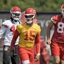 Patrick Mahomes (15), quarterback de los Chiefs de Kansas City, y el tight end Travis Kelce (87) calientan durante una actividad voluntaria organizada por el equipo, el miércoles 24 de mayo de 2023, en Kansas City, Missouri. (AP Foto/Charlie Riedel)