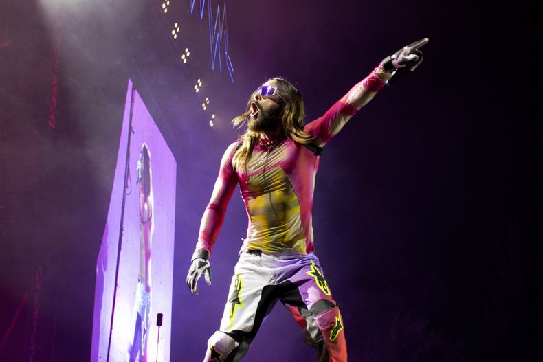 Jared Leto de Thirty Seconds to Mars durante su concierto en el festival Corona Capital en la Ciudad de México, el sábado 18 de noviembre de 2023. (Foto AP/Alejandro Godínez)