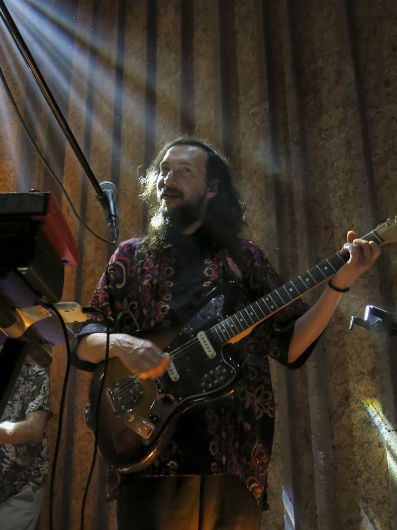 Eblis Álvarez de Meridian Brothers se presenta durante un concierto en la Ciudad de México el miércoles 31 de julio de 2024. (Foto AP/Berenice Bautista)