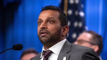 El director del FBI, Kash Patel, habla con reporteros en una conferencia de prensa en el Departamento de Justicia, el miércoles 19 de noviembre de 2025, en Washington. (AP Foto/Mark Schiefelbein)