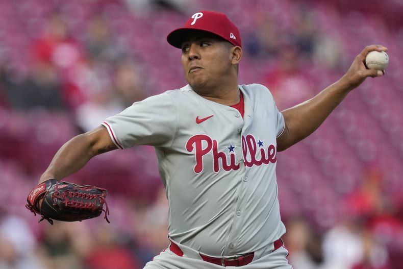 El lanzador abridor de los Filis de Filadelfia, Ranger Suárez, lanza en la primera entrada de un juego de béisbol contra los Rojos de Cincinnati, el lunes 22 de abril de 2024, en Cincinnati. (AP Foto/Carolyn Kaster)