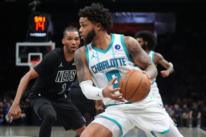 Miles Bridges, de los Hornets de Charlotte, elude a Ziaire Williams, de los Nets de Brooklyn, en el encuentro del martes 31 de marzo de 2026 (AP Foto/Frank Franklin II)
