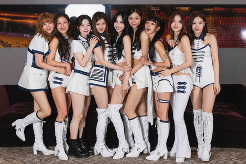 Jeongyeon, de izquierda a derecha, Jihyo, Dahyun, Sana, Mina, Tzuyu, Chaeyoung, Momo y Nayeon de TWICE posan para un retrato el miércoles 21 de enero de 2026, en Inglewood, California. (Foto Andrew Park/Invision/AP)