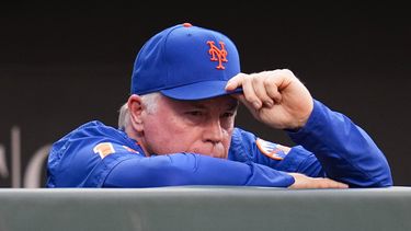 Buck Showalter, manager de los Mets de Nueva York, se inclina la gorra al recibir un homenaje en video antes del juego del viernes 4 de agosto de 2023, ante los Mets de Nueva York (AP Photo/Julio Cortez)