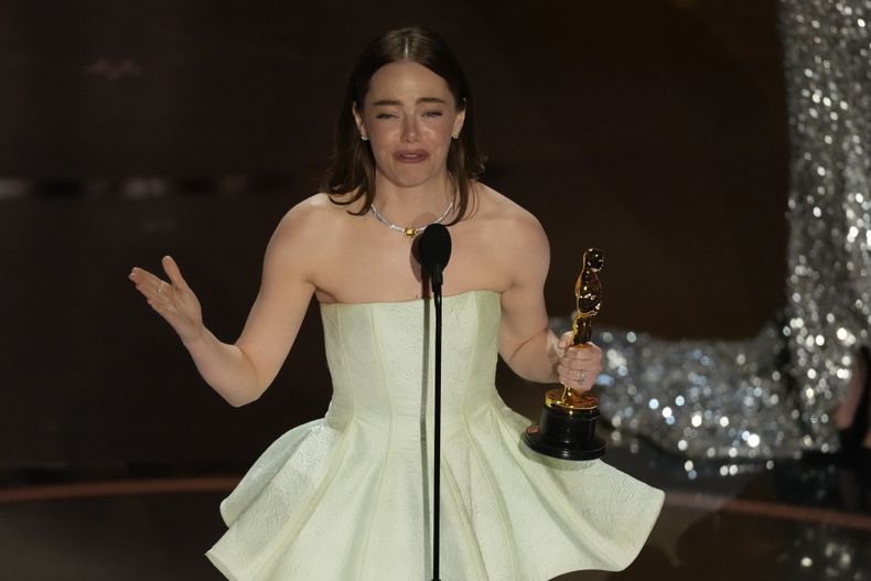 Emma Stone recibe el premio a mejor actriz por Poor Things en los Oscar el domingo 10 de marzo de 2024, en el Teatro Dolby en Los Ángeles. (Foto AP/Chris Pizzello)