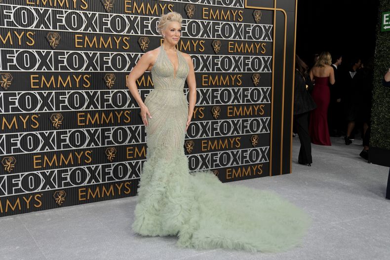 Hannah Waddingham llega a la 75a edición de los Premios Emmy el lunes 15 de enero de 2024 en el Teatro Peacock de Los Ángeles. (Foto AP/Ashley Landis)