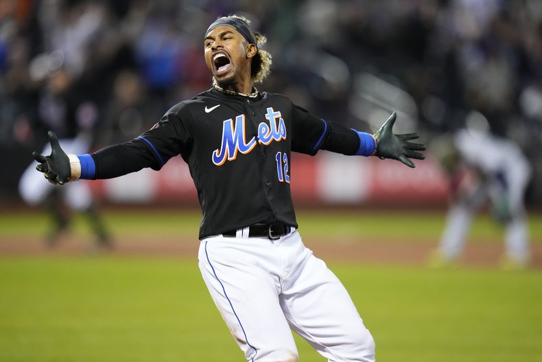 El puertorriqueño Francisco Lindor, de los Mets de Nueva York, celebra tras conectar el sencillo que puso fin al juego del viernes 19 de mayo de 2023, ante los Guardianes de Cleveland (AP Foto/Frank Franklin II)