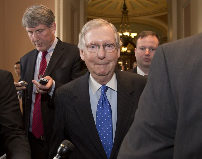 Mitch McConnell, republicano por Kentucky y l&iacute;der de la minor&iacute;a en el Senado, es seguido por los reporteros tras aceptar el marco de un acuerdo para evitar la mora sobre el pago de la deuda el mi&eacute;rcoles 16 de octubre de 2013 en Washin