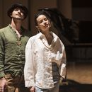 Catalina García y Santiago Prieto de la banda Monsieur Periné posan en un estudio a las afueras de la Ciudad de México el 10 de mayo de 2023. (Foto AP/Moisés Castillo)