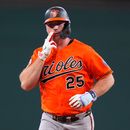 Pete Alonso, de los Orioles de Baltimore, hace un gesto mientras recorre las bases tras conectar un cuadrangular de dos carreras durante la cuarta entrada de un partido de béisbol contra los Rangers de Texas, el domingo 9 de agosto de 2026, en Arlington, Texas. (Foto AP/LM Otero)