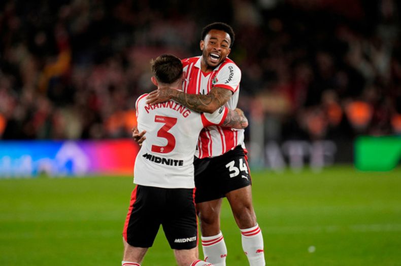 Welington (derecha) y Ryan Manning festejan el triunfo de Southampton ante Middlesbrough en el playoff de ascenso de la liga inglesa, el martes 12 de mayo de 2026 (Andrew Matthews/PA via AP)
