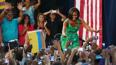 americateve | La primera dama Michelle Obama esta de visita en el sur de la florida y ha venido en viaje de campaña para pedir a los votantes que asistan a las urnas.