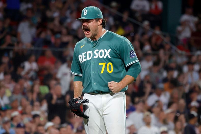 El lanzador abridor de los Medias Rojas de Boston, Payton Tolle, reacciona tras conseguir el tercer out durante la séptima entrada de un partido de béisbol contra los Yankees de Nueva York, el viernes 26 de junio de 2026, en Boston. (Foto AP/Mary Schwalm)