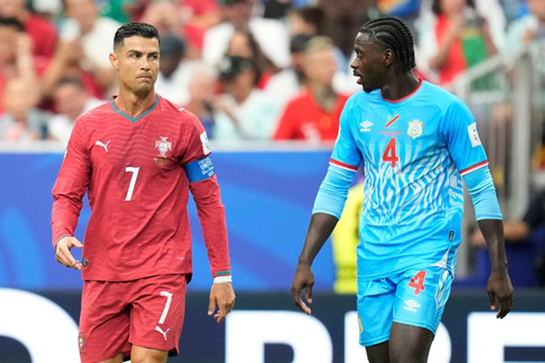 El portugués Cristiano Ronaldo (izquierda) y el congolés Axel Tuanzebe durante el partido por el Grupo K del Mundial, el miércoles 17 de junio de 2026, en Houston. (AP Foto/Karen Warren)