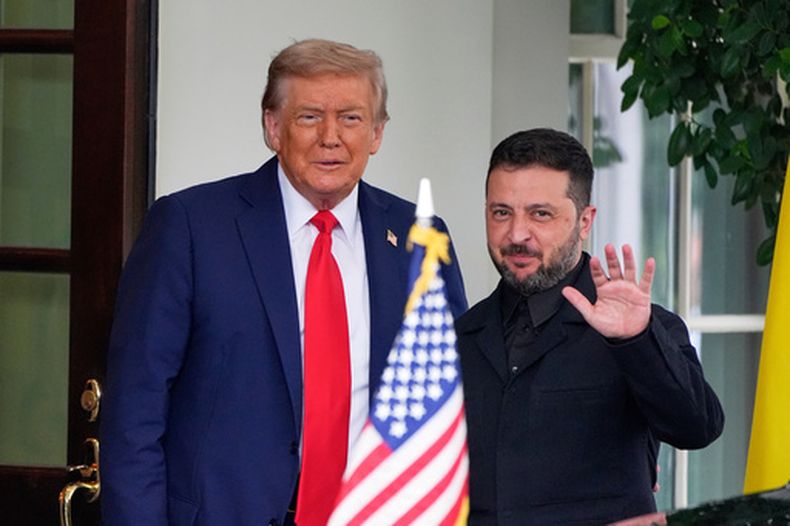 ARCHIVO - El presidente ucraniano Volodymyr Zelenskyy, derecha, posa con su homólogo estadounidense Donald Trump a su llegada a la Casa Blanca, el 18 de agosto de 2025, en Washington. (Foto AP/Alex Brandon, archivo)