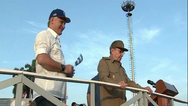 castro no se despega de diaz-canel en el acto por el primero de mayo