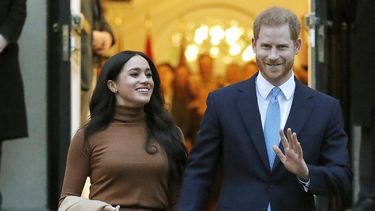 ARCHIVO - En esta fotografía de archivo del 7 de enero de 2020, el príncipe Enrique de Gran Bretaña y Meghan, duquesa de Sussex, salen de Canada House en Londres. (Foto AP/Frank Augstein, archivo)
