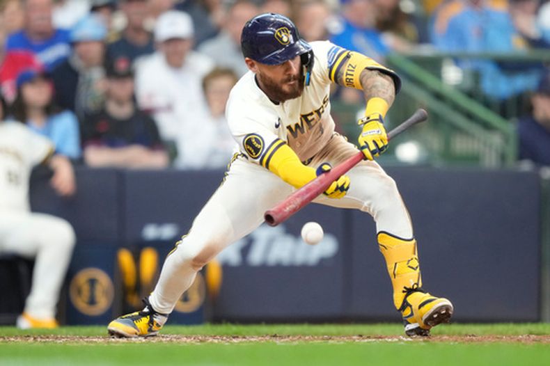 Joey Ortiz de los Cerveceros de Milwaukee con un toque de sacrificio en la séptima entrada ante los Azulejos de Toronto el jueves 16 de abril del 2026. (AP Foto/Kayla Wolf)