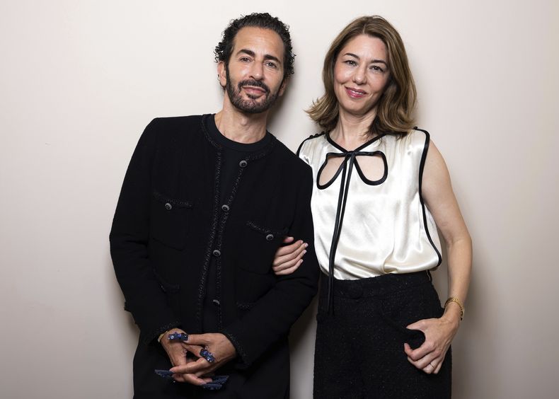 Marc Jacobs, a la izquierda, y Sofia Coppola posan para promover la película Marc by Sofia durante la 82a edición del Festival de Cine de Venecia en Venecia, Italia, el martes 2 de septiembre de 2025. (Foto Scott A Garfitt/Invision/AP)