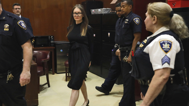 la estafadora que engano a la elite de nueva york sale de prision