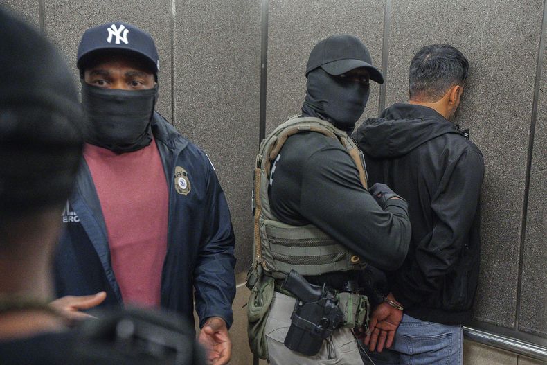 Agentes del Servicio de Inmigración y Control de Aduanas escoltan a un inmigrante detenido hacia un elevador después de salir de un tribunal de inmigración, el martes 17 de junio de 2025, en Nueva York. (AP Foto/Olga Fedorova, Archivo)