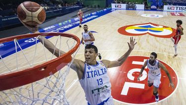 El italiano Simone Fontecchio salta con el balón para anotar en el encuentro ante Puerto Rico en la segunda ronda de la Copa Mundial de baloncesto en Manila, Filipinas el domingo 3 de septiembre del 2023. (Ezra Acayan/Pool Photo via AP)