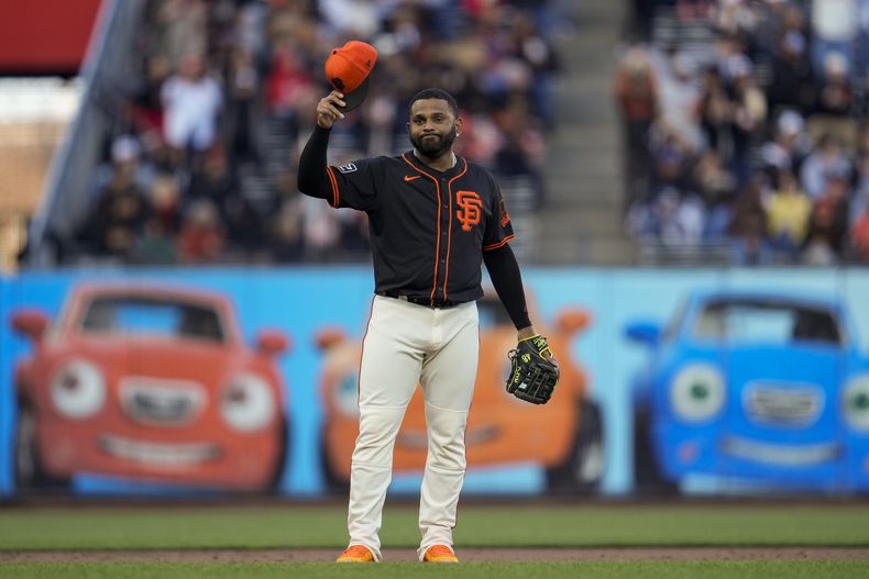 Pablo Sandoval de los Gigantes de San Francisco saluda a los fanáticos durante un juego de pretemporada contra los Atléticos de Oakland, el martes 26 de marzo de 2024, en San Francisco. (AP Foto/Godofredo A. Vásquez)