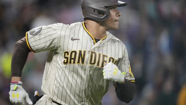 El dominicano de los Padres de San Diego Juan Soto recorre las bases luego de conectar un cuadrangular de tres carreras ante los Rockies de Colorado en la 5ta entrada del juego en Denver. Martes 1 de agosto de 2023. (AP Foto/David Zalubowski)