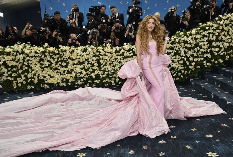 Shakira asiste a la gala benéfica del Instituto del Vestido del Museo Metropolitano de Arte que celebra la inauguración de la exposición Superfine: Tailoring Black Style el lunes 5 de mayo de 2025, en Nueva York. (Foto Evan Agostini/Invision/AP)
