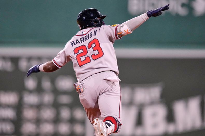 Michael Harris II, de los Bravos de Atlanta, festeja luego de conseguir un jonrón de dos carreras ante los Medias Rojas de Boston, el martes 26 de mayo de 2026 (AP Foto/Charles Krupa)