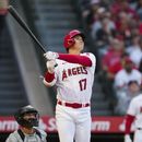 El bateador designado de los Angelinos de Los Ángeles Shohei Ohtani conecta un jonrón en la cuarta entrada del partido ante los Medias Blancas de Chicago, el lunes 26 de junio de 2023, en Anaheim, California. (AP Foto/Ashley Landis)