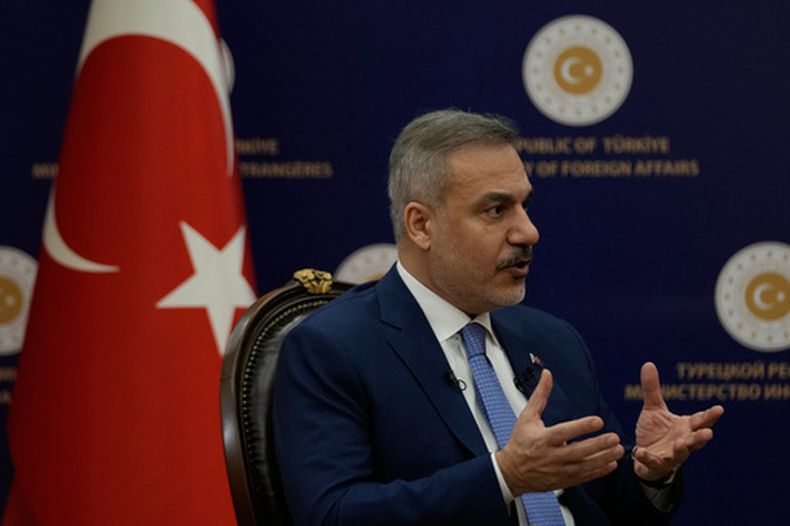 El ministro de Exteriores de Turquía, Hakan Fidan, habla en entrevista con The Associated Press, en Ankara, Turquía, el sábado 14 de marzo de 2026. (AP Foto/Khalil Hamra)
