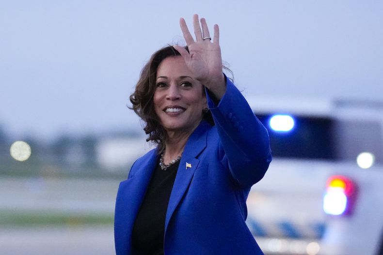 La candidata presidencial demócrata Kamala Harris saluda a su llegada al Aeropuerto Internacional OHare, el domingo 18 de agosto de 2024, en Chicago. (AP Foto/Brynn Anderson)