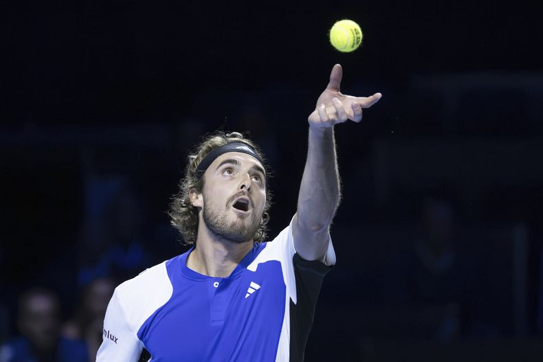 El griego Stefanos Tsitsipas sirve la pelotoa al argentino Francisco Cerundolo durante su enfrentamiento de la primera ronda en el torneo de tenis suizo bajo techo en el St. Jakobshalle en Basilea, Suiza, el martes 22 de octubre de 2024. (Georgios Kefalas/Keystone via AP)
