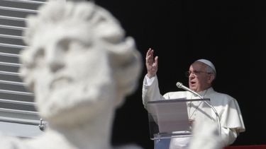 americateve | El papa Francisco imparte la bendici&oacute;n del Angelus desde la ventana de su estudio que domina la Plaza de San Pedro con ocasi&oacute;n de la festividad de Todos los Santos, en el Vaticano, el viernes 1 de noviembre del 2013. (Foto AP/Andrew Medichin