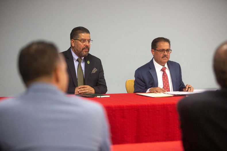 De izquierda a derecha, el presidente de la Cámara de Representantes, Rafael “Tatito” Hernández y su homólogo en el Senado, José Luis Dalmau, mientras se dirigían a los miembros de la colectividad.