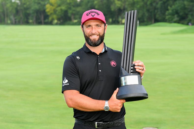 El capitán y campeón de la temporada de LIV Golf, Jon Rahm, de Legion XIII, posa con el trofeo tras la ronda final de LIV Golf Indianápolis, el domingo 23 de agosto de 2026, en Westfield, Indiana. (Montana Pritchard/LIV Golf vía AP)