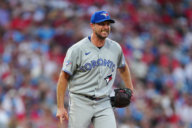 Max Sherzer, lanzador de los Azulejos de Toronto, reacciona tras recetar un ponche al dominicano Brayan de la Cruz, de los Filis de Filadelfia, el sábado 8 de agosto de 2026 (AP Foto/Derik Hamilton)