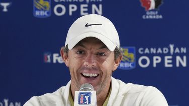 Rory McIlroy habla con la prensa sobre el acuerdo de la PGA para fusionarse con un Fondo de Inversión Pública de Arabia Saudí durante el Abierto de Canadá el miércoles 7 de junio del 2023. (Nathan Denette/The Canadian Press via AP)