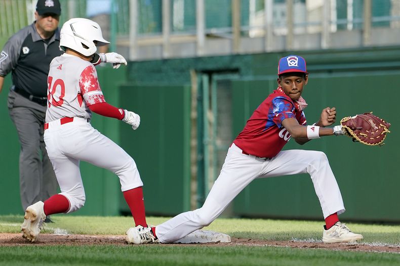 El japonés Shuma Tachibana vuelve a la inicial junto al cubano Heikel Reyes, en un juego de la Serie Mundial de Pequeñas Ligas, el miércoles 16 de agosto de 2023, en South Williamsport, Pennsylvania (AP Foto/Tom E. Puskar)