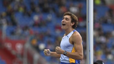 El saltador de pértiga sueco Arnaud Duplantis reacciona luego de su mejor salto de la temporada, durante la cita de Golden Spike en Ostrava, República Checa este martes 27 de junio de 2023 (Jaroslav Ozana /CTK via AP)