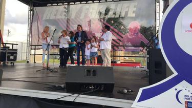 emilio braun burillo, vp ejecutivo de america teve recibe premio para america teve por participacion en evento relevo por la vida