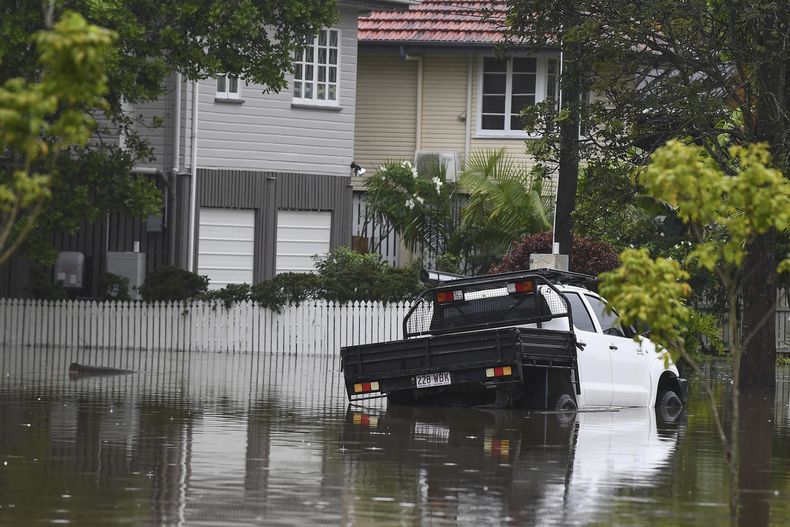 Un vehículo se ve en una zona inundada de Oxley, un suburbio de Brisbane, Australia, el lunes 10 de marzo de 2025. (Jono Searle/AAP Image via AP)