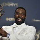 Tramell Tillman, ganador del premio al mejor actor de reparto en una serie dramática por Severance, posa en la sala de prensa durante la 77.ª edición de los Premios Emmy el domingo 14 de septiembre de 2025, en el Teatro Peacock de Los Ángeles. (Foto Richard Shotwell/Invision/AP)