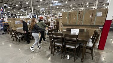 Varios consumidores pasan frente a un comedor en exhibición en un almacén de Costco el jueves23 de enero de 2025, en Sheridan, Colorado. (AP Foto/David Zalubowski)