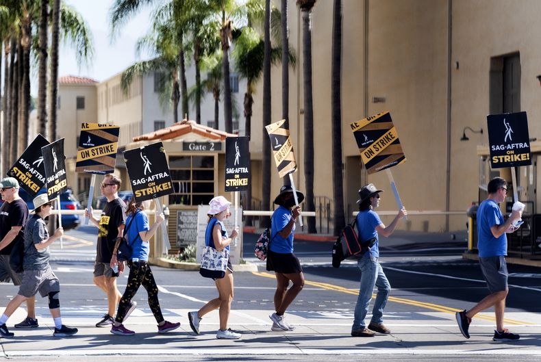 En una muestra de solidaridad, guionistas se unen a las protestas del Sindicato de Actores de la Pantalla-Federación Estadounidense de Artistas de Televisión y Radio (SAG-AFTRA por sus siglas en inglés) frente a la entrada de los estudios Warner Bros. en Burbank, California, el martes 26 de septiembre de 2023. (AP Foto/Richard Vogel)