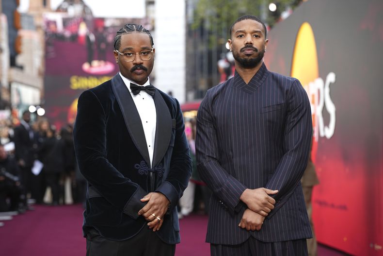 El director Ryan Coogler, a la izquierda, y Michael B. Jordan posan a su llegada al estreno de la película Sinners el lunes 14 de abril de 2025, en Londres. (Foto Scott A Garfitt/Invision/AP)